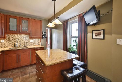 2237 Bainbridge St, Philadelphia PA 19147-2313 exterior