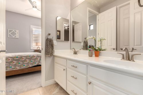 23002 52nd St, Phoenix AZ 85018-4402 exterior