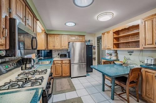 137 Conneaut Dr, Pittsburgh PA 15239-2630 exterior