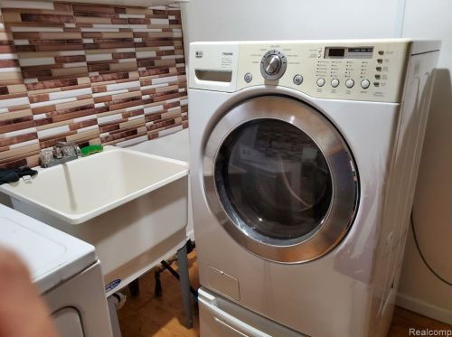 18033 Hanna St, Melvindale MI  48122-1422 exterior