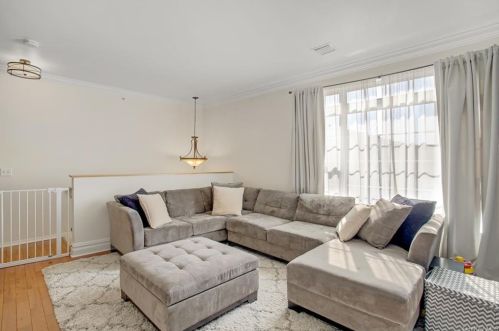 106 Mermaid Ln, Bronx, NY 10473-2467