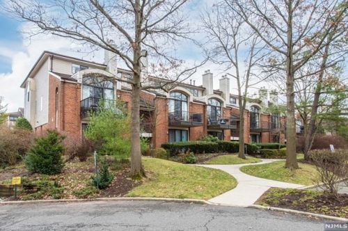 5 London Ct, Teaneck, NJ 07666-6461