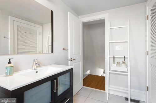 2137 Christian St, Philadelphia PA  19146-1209 exterior