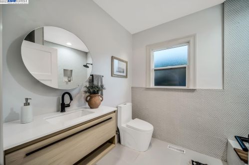 1112 Kains, Berkeley CA 94706-1218 exterior