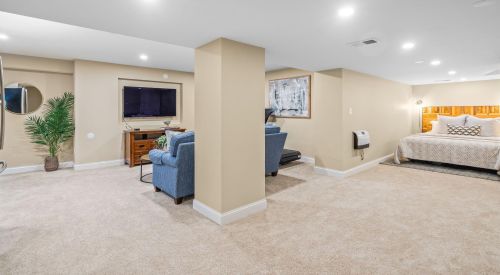 6440 Santa Monica Blvd, Milwaukee WI  53217-4249 exterior