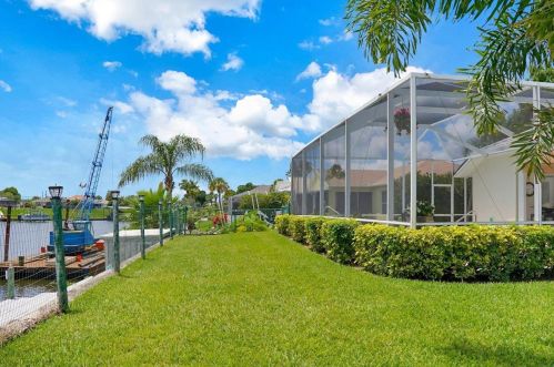 272 Surfside Ave, Fort Pierce FL  34983-1286 exterior