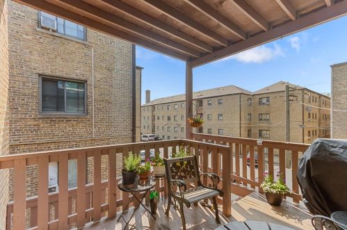 2235 Morse Ave, Chicago IL 60645-2932 exterior