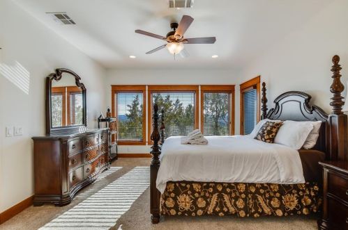 610 Crystal Crk Dr, Austin TX 78746-4728 exterior