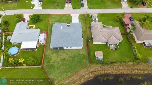 2470 Webster Ln, Fort Pierce FL 34953-5751 exterior