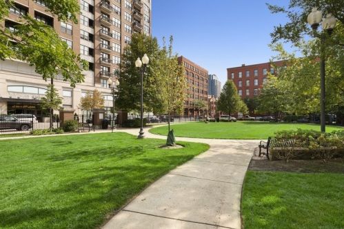 849 Franklin St, Chicago IL  60610-8793 exterior