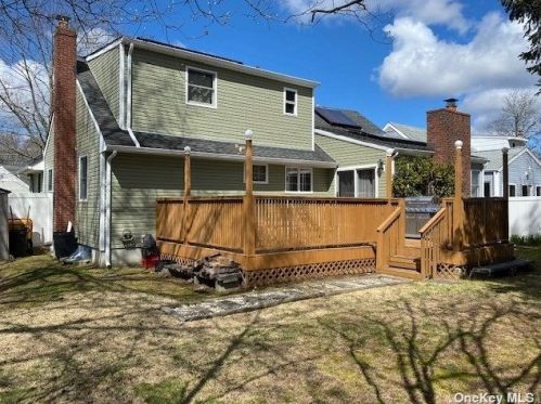 1 Gaulton Dr, Babylon NY 11703-2315 exterior