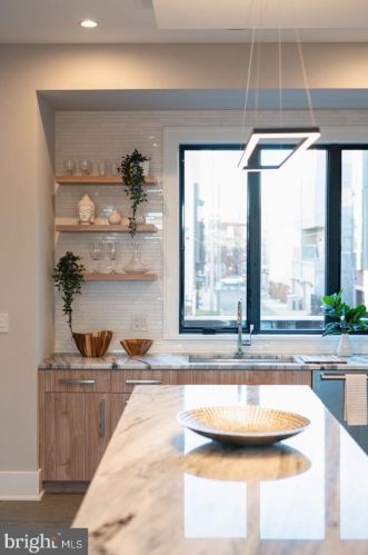 722 Broad St, Philadelphia PA 19146-3119 exterior