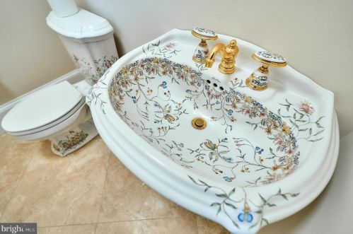 2221 Jefferson Ln, Huntingdon Valley PA 19006-6038 exterior