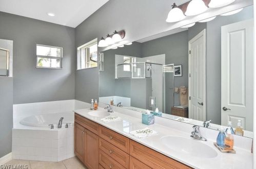 6044 Dogleg Dr, Naples FL 34113-1688 exterior