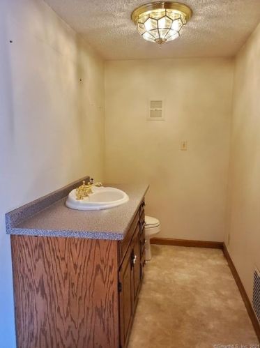 4 Kulas Ter, Seymour CT 06483-2715 exterior