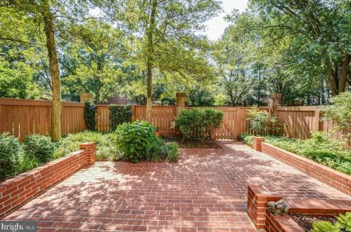 10135 Crestberry Pl, Bethesda MD 20817-1266 exterior