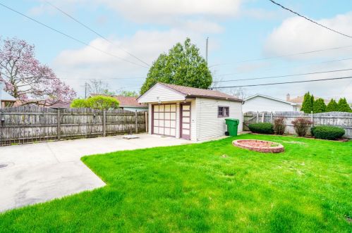 9008 Sacramento, Chicago IL 60805-1332 exterior