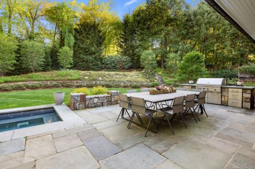 19 Pequot Trl, Westport CT 06880-2929 exterior