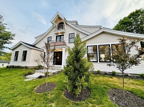 166 Ruggles Ave, Middletown RI 02840-4351 exterior