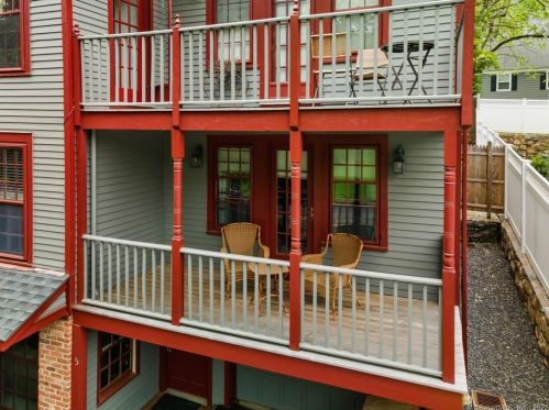 49 Indian Harbor Dr, Greenwich CT 06830-7164 exterior