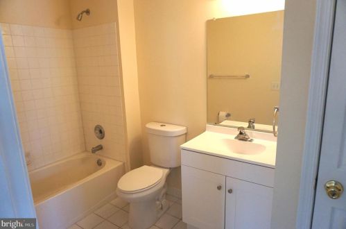 21 Fallview Ct, Trenton NJ 08690-3216 exterior