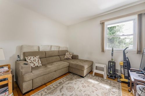 1 Charles Ct, Edison NJ 08820-2818 exterior