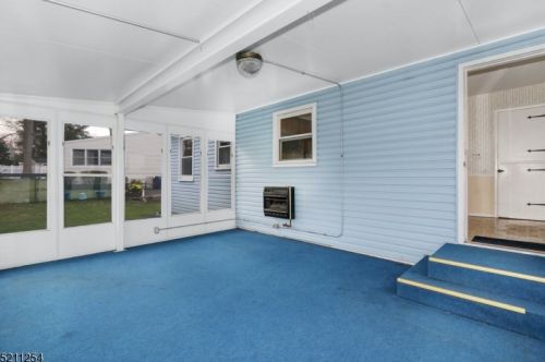 47 Dawn Dr, Clark NJ 07066-1401 exterior