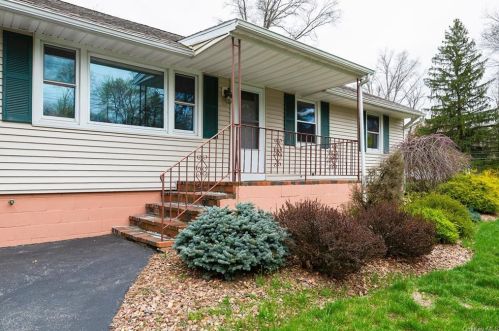 2 Reno Rd, Poughkeepsie, NY 12603-5214