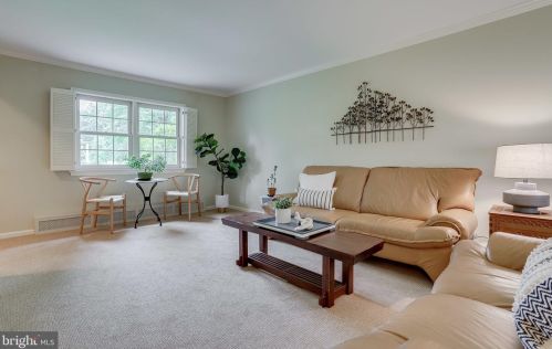 8909 Linton Ln, Alexandria VA 22308-2438 exterior