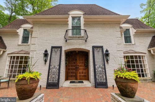 8751 Brook Rd, Mc Lean VA  22102-1507 exterior