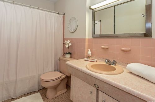 66 Avondale St, Valley Stream NY 11581-1801 exterior