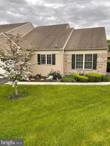 765 Creekside Dr, Hummelstown, PA 17036-7058