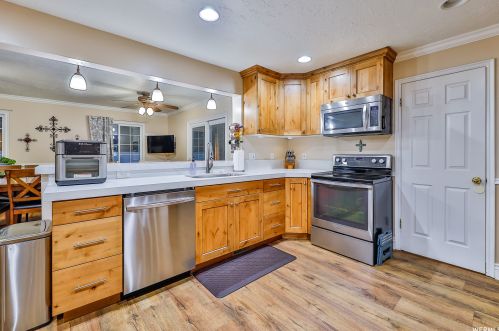 1768 Abbedale Ln, Sandy UT 84092-3723 exterior