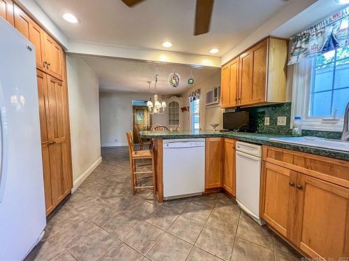 71 New Place St, Wallingford CT  06492-2238 exterior