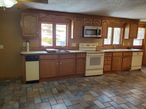 4 Kulas Ter, Seymour CT 06483-2715 exterior