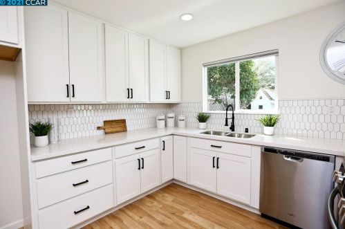 1869 Larkspur Ct, Concord CA 94519-1104 exterior