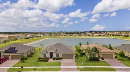 881 Bent Creek Dr, Fort Pierce FL  34947-1326 exterior