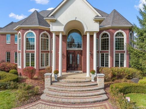 2384 Pebble Crk Dr, Rochester MI 48363-2228 exterior