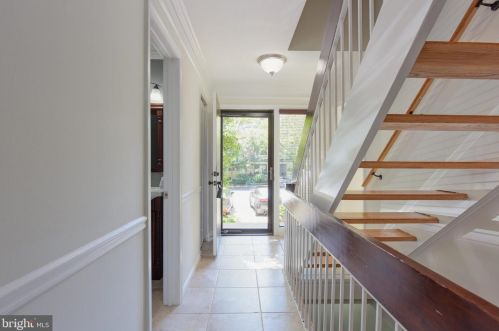 2002 Golf Course Dr, Herndon, VA 20191-3802