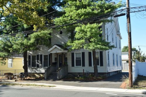 31 Simon St, Babylon, NY 11702-2359