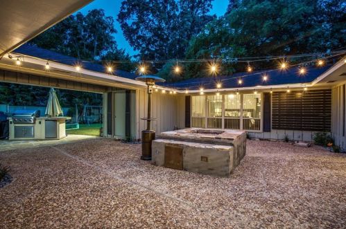 1049 Frst Grv Dr, Dallas TX 75218-2333 exterior