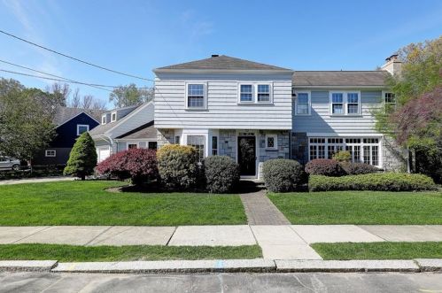 129 Fosdyke St, Providence, RI 02906-3537