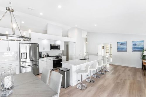 827 102 Ave, Naples FL 34108-3214 exterior