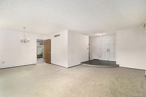 537 Randall Dr, Troy MI  48085-4818 exterior