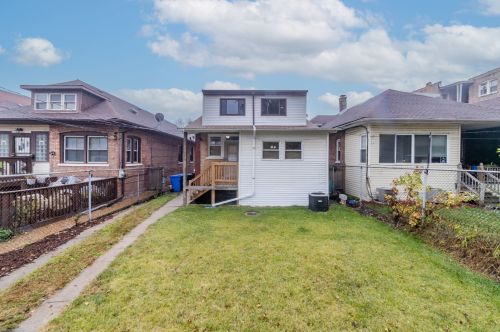 7225 Bennett Ave, Chicago IL  60649-2905 exterior