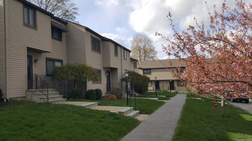 10 Squires Gate, Poughkeepsie, NY 12603-3618