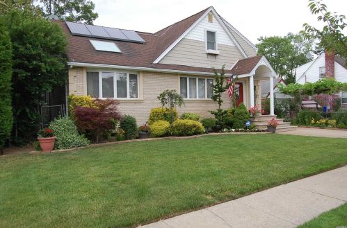 135 Berry St, Valley Stream, NY 11580-3431