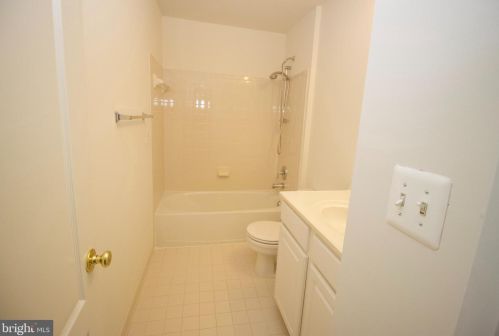 5082 Donovan Dr, Alexandria VA 22304-7755 exterior