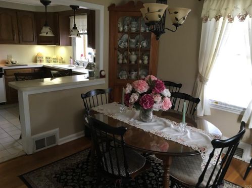 25 Pearl St, Windsor Locks CT 06096-1421 exterior