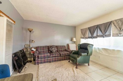 1437 Lake St, Bakersfield CA 93305-4841 exterior